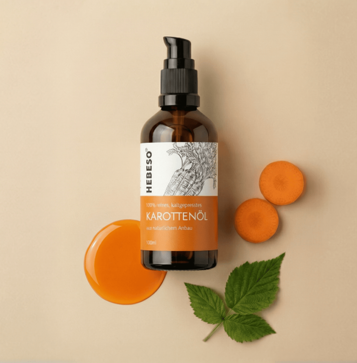 HEBESO Karottenöl 100 ml mit orangefarbener Ölprobe und Karottenscheiben.