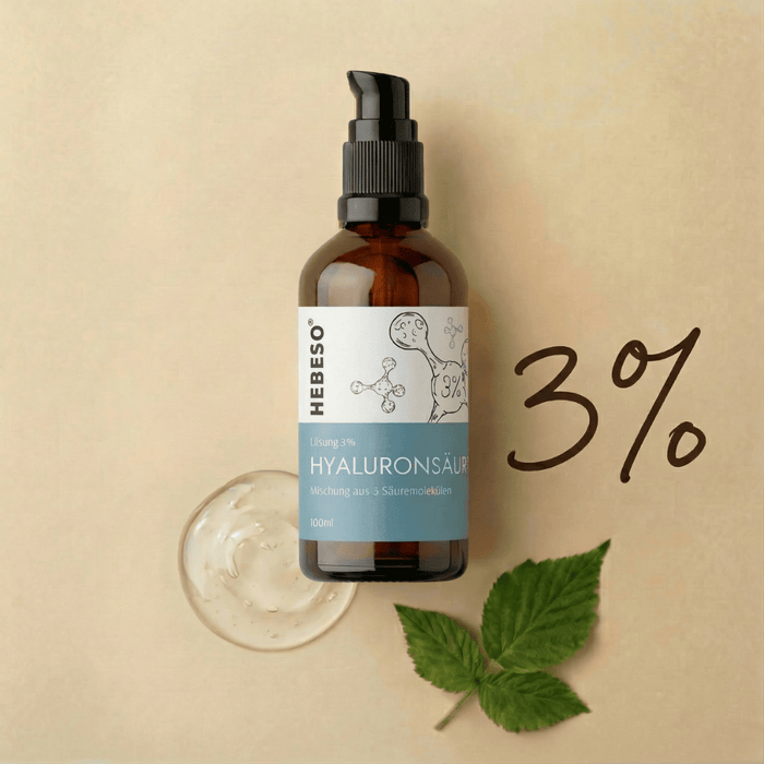 HEBESO Triple Hyaluronsäure-Serum 3 % in der 100-ml-Pumpflasche mit einer Serumprobe.